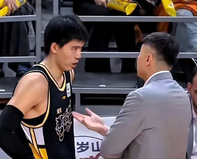 博鱼体育app下载-重磅：广东队内讧曝光：不堪忍受辱骂，焦泊乔更衣室与杜锋决裂